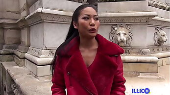 Poopea, thaïlandaise sexy, baisée en double dans un club à Paris
